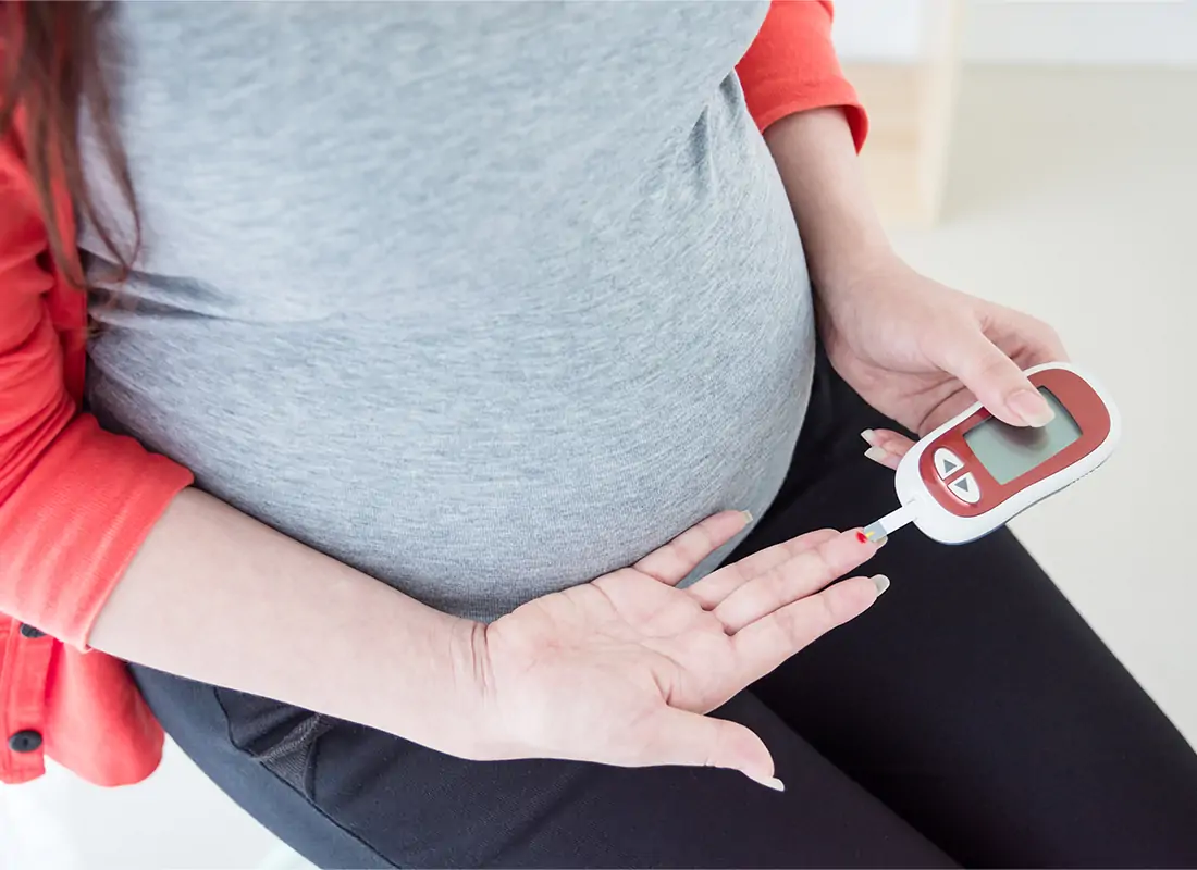 Gestational Diabetesगर्भवती महिलांना Gestational Diabetes का होतो?गर्भधारणेदरम्यान, हार्मोनल बदल होतात ज्यामुळे insulin उत्पादन मंदावते. यामुळे शुगर लेव्हल वाढतो, ज्याचा आई आणि बाळ दोघांवर परिणाम होऊ शकतो.